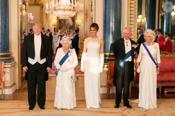 Le président Donald J. Trump et la première dame Melania Trump posent pour une photo avec la reine de Grande-Bretagne Elizabeth Elizabeth, le prince de Galles et la duchesse de Cornouailles le lundi 3 juin 2019, avant d'assister à un banquet national au palais de Buckingham à Londres le 3 juin 2019.