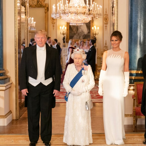 Le président Donald J. Trump et la première dame Melania Trump posent pour une photo avec la reine de Grande-Bretagne Elizabeth Elizabeth, le prince de Galles et la duchesse de Cornouailles le lundi 3 juin 2019, avant d'assister à un banquet national au palais de Buckingham à Londres le 3 juin 2019.