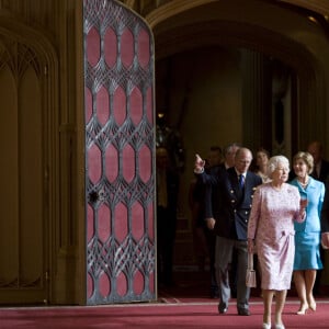 Le président américain George W. Bush, son épouse Laura Bush visitent le château de Windsor avec la reine Elizabeth et son époux le prince Philip en 2008.