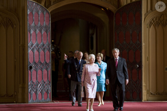 Le président américain George W. Bush, son épouse Laura Bush visitent le château de Windsor avec la reine Elizabeth et son époux le prince Philip en 2008.