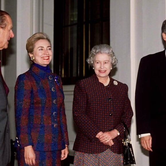 Le prince Philip et la reine Elizabeth reçoivent le président américain Bill Clinton et son épouse Hillary Clinton au palais de Buckingham en 1995.