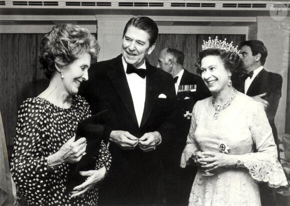 La reine Elisabeth II d'Angleterre avec le président des Etats-Unis Ronald Reagan et sa femme Nancy à une réception. Le 1er janvier 1985