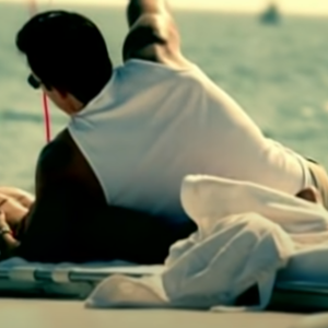 Jennifer Lopez et un sosie de Ben Affleck dans le clip de la chanson "Jenny From The Block", sortie en 2002.