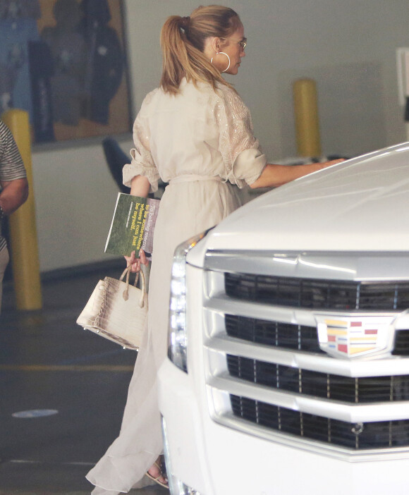 Jennifer Lopez arrive chez Ben Affleck à Pacific Palisades. Los Angeles, le 4 juin 2021.