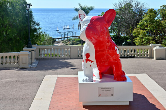 La sculpture de l'artiste Julien Marinetti "Doggy John Monaco" installée sur les terrasses du Casino de Monte-Carlo, à Monaco, le 4 juin 2021. © Bruno Bebert/Bestimage