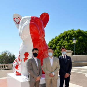 Louis Ducruet, Julien Marinetti et Antoine Pinelli - La princesse Stéphanie de Monaco, accompagnée par son fils Louis Ducruet, a inauguré une sculpture de l'artiste Julien Marinetti "Doggy John Monaco" installée sur les terrasses du Casino de Monte-Carlo, à Monaco, le 4 juin 2021. © Bruno Bebert/Bestimage