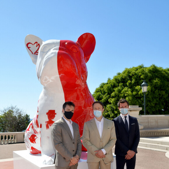 Louis Ducruet, Julien Marinetti et Antoine Pinelli - La princesse Stéphanie de Monaco, accompagnée par son fils Louis Ducruet, a inauguré une sculpture de l'artiste Julien Marinetti "Doggy John Monaco" installée sur les terrasses du Casino de Monte-Carlo, à Monaco, le 4 juin 2021. © Bruno Bebert/Bestimage