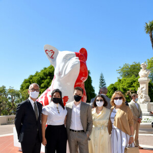 Louis et Marie Ducruet pose avec Hervé Aeschbach, le coordinateur de Fight Aids, Sabine Steiner Toesca, le trésorière de l'association, et Christine Barca, la secrétaire générale de Fight Aids - La princesse Stéphanie de Monaco, accompagnée par son fils Louis Ducruet, a inauguré une sculpture de l'artiste Julien Marinetti "Doggy John Monaco" installée sur les terrasses du Casino de Monte-Carlo, à Monaco, le 4 juin 2021. © Bruno Bebert/Bestimage