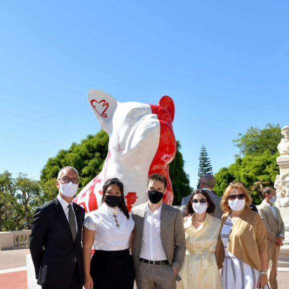 Louis et Marie Ducruet pose avec Hervé Aeschbach, le coordinateur de Fight Aids, Sabine Steiner Toesca, le trésorière de l'association, et Christine Barca, la secrétaire générale de Fight Aids - La princesse Stéphanie de Monaco, accompagnée par son fils Louis Ducruet, a inauguré une sculpture de l'artiste Julien Marinetti "Doggy John Monaco" installée sur les terrasses du Casino de Monte-Carlo, à Monaco, le 4 juin 2021. © Bruno Bebert/Bestimage