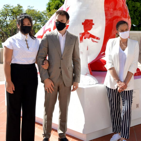 Marie et Louis Ducruet, la princesse Stéphanie et Julien Marinetti - La princesse Stéphanie de Monaco, accompagnée par son fils Louis Ducruet, a inauguré une sculpture de l'artiste Julien Marinetti "Doggy John Monaco" installée sur les terrasses du Casino de Monte-Carlo, à Monaco, le 4 juin 2021. © Bruno Bebert/Bestimage