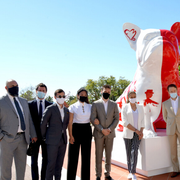 Marie et Louis Ducruet, la princesse Stéphanie et Julien Marinetti sont accompagné par Jean-Luc Biamonti, le président délégué de la SBM, le galleriste Antoine Pinelli, Hervé Aeschbach, le coordinateur de Fight Aids, Sabine Steiner Toesca, le trésorière de l'association, et Christine Barca, la secrétaire générale de Fight Aids - La princesse Stéphanie de Monaco, accompagnée par son fils Louis Ducruet, a inauguré une sculpture de l'artiste Julien Marinetti "Doggy John Monaco" installée sur les terrasses du Casino de Monte-Carlo, à Monaco, le 4 juin 2021. © Bruno Bebert/Bestimage