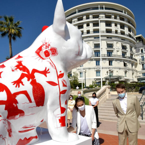 La princesse Stéphanie de Monaco a dédicacé l'oeuvre de Julien Marinetti - La princesse Stéphanie de Monaco, accompagnée par son fils Louis Ducruet, a inauguré une sculpture de l'artiste Julien Marinetti "Doggy John Monaco" installée sur les terrasses du Casino de Monte-Carlo, à Monaco, le 4 juin 2021. © Bruno Bebert/Bestimage