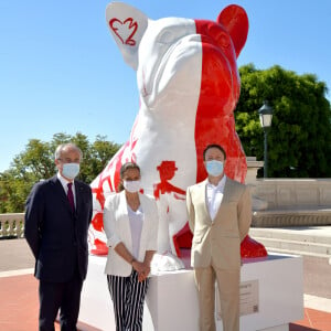 Jean-Luc Biamonti, le président délégué de la SBM, la princesse Stéphanie de Monaco et Julien Marinetti - La princesse Stéphanie de Monaco, accompagnée par son fils Louis Ducruet, a inauguré une sculpture de l'artiste Julien Marinetti "Doggy John Monaco" installée sur les terrasses du Casino de Monte-Carlo, à Monaco, le 4 juin 2021. © Bruno Bebert/Bestimage