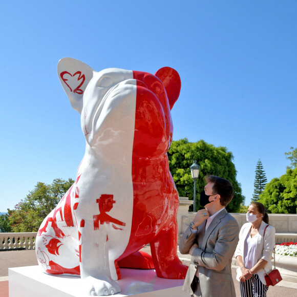 La princesse Stéphanie de Monaco, accompagnée par son fils Louis Ducruet, a inauguré une sculpture de l'artiste Julien Marinetti "Doggy John Monaco" installée sur les terrasses du Casino de Monte-Carlo, à Monaco, le 4 juin 2021. © Bruno Bebert/Bestimage