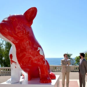 Julien Marinetti, la princesse Stéphanie de Monaco et son fils Louis Ducruet - La princesse Stéphanie de Monaco, accompagnée par son fils Louis Ducruet, a inauguré une sculpture de l'artiste Julien Marinetti "Doggy John Monaco" installée sur les terrasses du Casino de Monte-Carlo, à Monaco, le 4 juin 2021. © Bruno Bebert/Bestimage