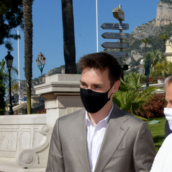 Julien Marinetti, la princesse Stéphanie de Monaco et son fils Louis Ducruet - La princesse Stéphanie de Monaco, accompagnée par son fils Louis Ducruet, a inauguré une sculpture de l'artiste Julien Marinetti "Doggy John Monaco" installée sur les terrasses du Casino de Monte-Carlo, à Monaco, le 4 juin 2021. © Bruno Bebert/Bestimage