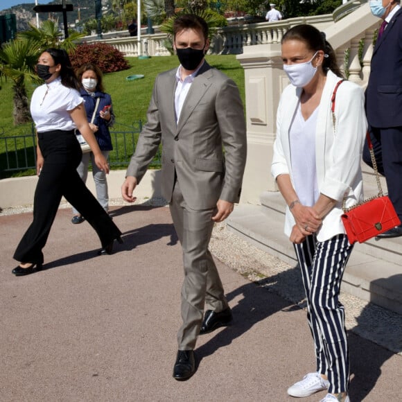 Marie Ducruet, Louis Ducruet, Jean-Luc Biamonti, le président délégué de la SBM, et la princesse Stéphanie de Monaco - La princesse Stéphanie de Monaco, accompagnée par son fils Louis Ducruet, a inauguré une sculpture de l'artiste Julien Marinetti "Doggy John Monaco" installée sur les terrasses du Casino de Monte-Carlo, à Monaco, le 4 juin 2021. © Bruno Bebert/Bestimage