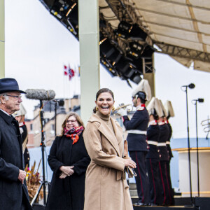 Le roi Carl Gustav, la princesse Victoria et la princesse Estelle de Suède lors de l'inauguration du pont "Slussbron" à Stockholm. Le 25 octobre 2020