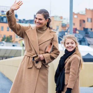 La princesse Victoria de Suède et sa fille la princesse Estelle de Suède - La famille royale de Suède à l'inauguration du pont Slussbron à Stockholm en Suède, le 25 octobre 2020