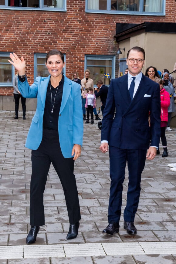 La princesse Victoria et le prince Daniel de Suède visitent l'école Rinman à Eskilstuna, le 22 octobre 2020.