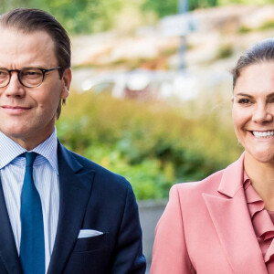 La princesse Victoria de Suède et le prince Daniel de Suède visitent le centre ECMO de l'hôpital universitaire Karolinska à Solna, le 30 septembre 2020.