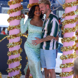 Christina Milian, enceinte, et son compagnon M Pokora (Matt) font la promotion de la marque "Beignet Box" de Christina sur un char lors d'une parade à Los Angeles le 10 avril 2021.