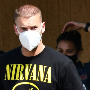 Matt Pokora porte un masque pour se protéger de l'épidémie de Coronavirus (Covid-19) pour faire quelques provisions dans un supermarché à Los Angeles, Californie, Etats-Unis, le 7 juin 2020.