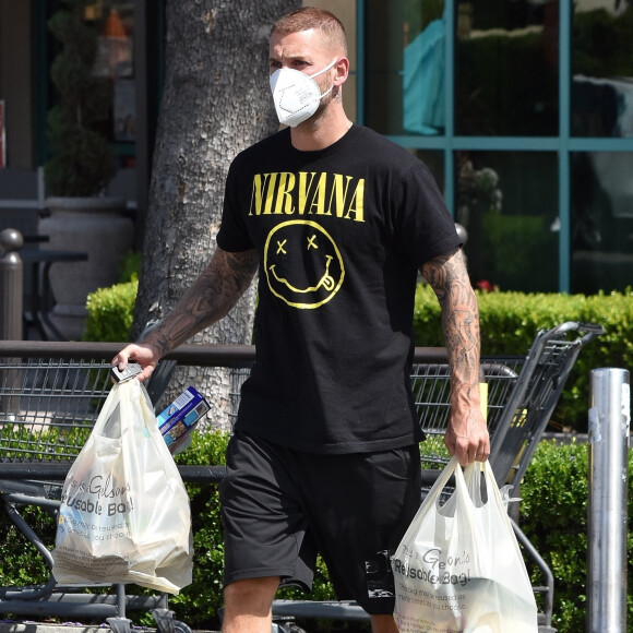 Le chanteur de 34 ans, Matt Pokora, muni d'un masque de protection contre le coronavirus (Covid-19) et vêtu d'un tee-shirt du groupe de rock "Nirvana", a fait quelques provisions dans un supermarché de Los Angeles. Le 6 juin 2020.