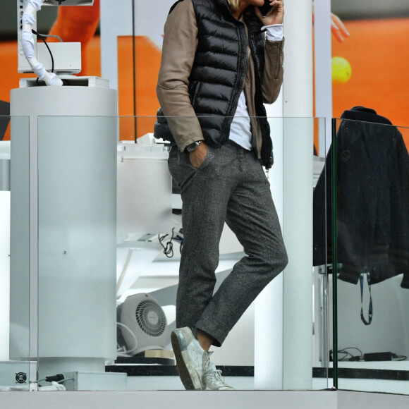 Amelie Mauresmo au téléphone - Internationaux de tennis de Roland Garros à Paris le 6 octobre 2020. © chryslène Caillaud / Panoramic / Bestimage 