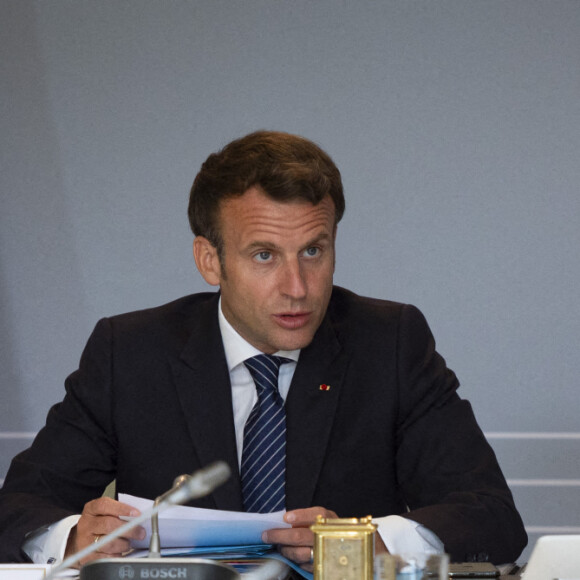 Le président de la République française Emmanuel Macron - Le président préside une visioconférence avec les élus concernés par la reconstruction des vallées de la Roya, de la Tinée et de la Vésubie suite à la tempête Alex, au palais de l'Elysée à Paris, France, le 7 juin 2021. © Eric Tschaen/Pool/Bestimage