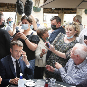 Le président Emmanuel Macron échange avec les habitants de Martel dans le Lot le 3 juin 2021 © Patrick Bernard / Bestimage
