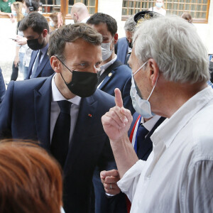 Le président Emmanuel Macron échange avec les habitants de Martel dans le Lot © Patrick Bernard / Bestimage