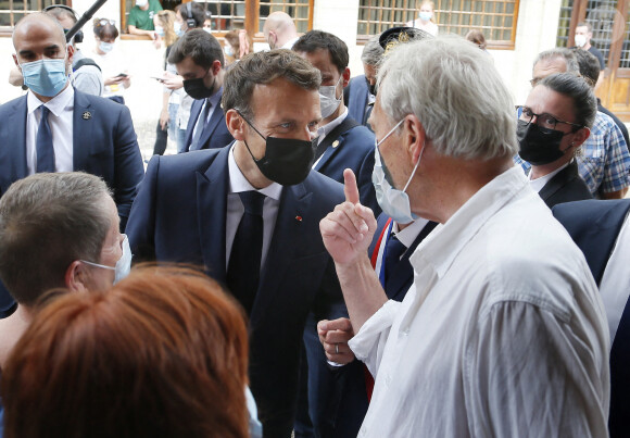 Le président Emmanuel Macron échange avec les habitants de Martel dans le Lot © Patrick Bernard / Bestimage