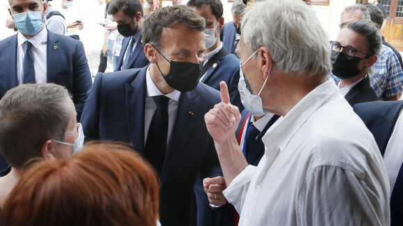 Emmanuel Macron giflé lors d'un déplacement : une vidéo hallucinante, deux arrestations !