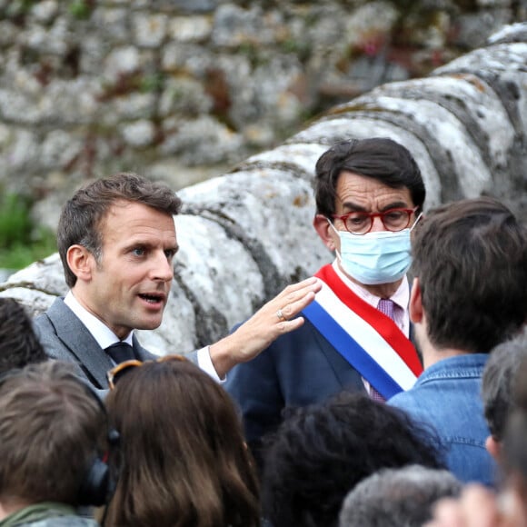 Le président de la République française, Emmanuel Macron visite et échange avec les habitants et le conseil municipal de Saint-Cirq-Lapopie, France, le 2 juin 2021. Le président est en visite dans la région du Lot pour promouvoir le patrimoine touristique français et souligner l'importance du tourisme, qui a été durement touchée par la pandémie de la covid-19. Il est accompagné par le maire de Saint-Cirq-Lapopie, Gérard Miquel © Patrick Bernard/Bestimage