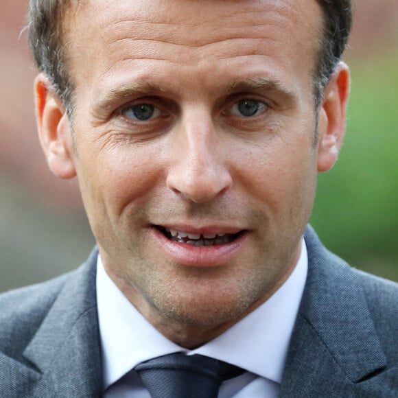 Le président de la République française, Emmanuel Macron visite et échange avec les habitants et le conseil municipal de Saint-Cirq-Lapopie, France, le 2 juin 2021. Le président est en visite dans la région du Lot pour promouvoir le patrimoine touristique français et souligner l'importance du tourisme, qui a été durement touchée par la pandémie de la covid-19. © Patrick Bernard/Bestimage