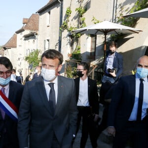 Le président de la République française, Emmanuel Macron visite et échange avec les habitants et le conseil municipal de Saint-Cirq-Lapopie, France, le 2 juin 2021. Le président est en visite dans la région du Lot pour promouvoir le patrimoine touristique français et souligner l'importance du tourisme, qui a été durement touchée par la pandémie de la covid-19. Il est accompagné par le maire de Saint-Cirq-Lapopie, Gérard Miquel © Patrick Bernard/Bestimage