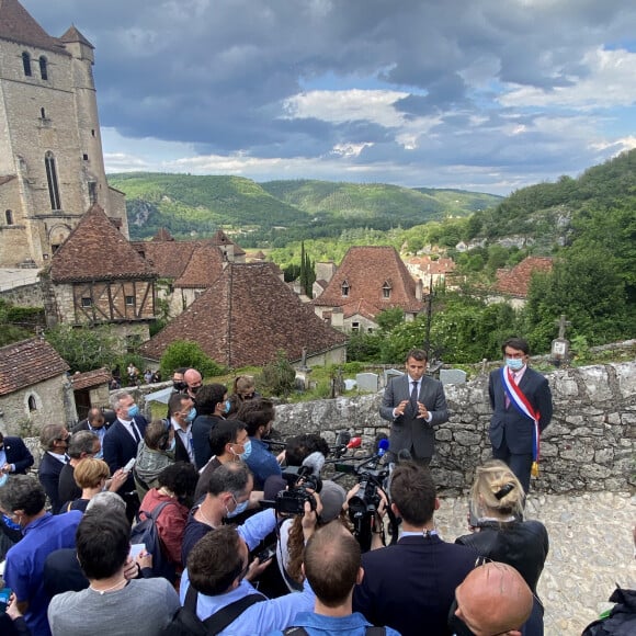 Le président de la République française, Emmanuel Macron, accompagné du maire de Saint-Cirq-Lapopie, Gérard Miquel, visite et échange avec les habitants et le conseil municipal de Saint-Cirq-Lapopie, France, le 2 juin 2021. Le président est en visite dans la région du Lot pour promouvoir le patrimoine touristique français et souligner l'importance du tourisme, qui a été durement touchée par la pandémie de la covid-19. © Patrick Bernard/Bestimage