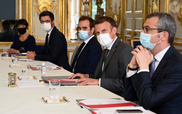 Le président Emmanuel Macron lors d'une rencontre avec les représentants de la Nouvelle Calédonie au palais de l'Elysée à Paris le 1er juin 2021. © Bertrand Guay / Pool / Bestimage