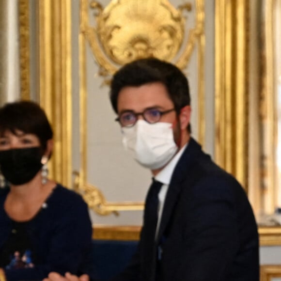 Le président Emmanuel Macron lors d'une rencontre avec les représentants de la Nouvelle Calédonie au palais de l'Elysée à Paris le 1er juin 2021. © Bertrand Guay / Pool / Bestimage