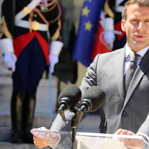 Le président Emmanuel Macron reçoit Nikol Pashinyan, premier ministre par intérim de la République d?Arménie au palais de l'Elysée à Paris le 1er juin 2021. © Panoramic / Bestimage