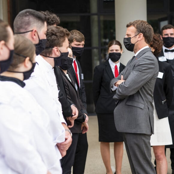 Le président de la République française, Emmanuel Macron visite le Lycée Hôtelier de Tain l'hermitage à la rencontre des élèves, en présence du Préfet de la Drôme, Hugues Moutouh. Le 8 juin 2021. © Romain Gaillard / Pool / Bestimage