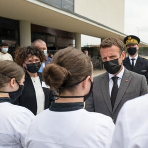 Le président de la République française, Emmanuel Macron visite le Lycée Hôtelier de Tain l'hermitage à la rencontre des élèves, en présence du Préfet de la Drôme, Hugues Moutouh. Le 8 juin 2021. © Romain Gaillard / Pool / Bestimage