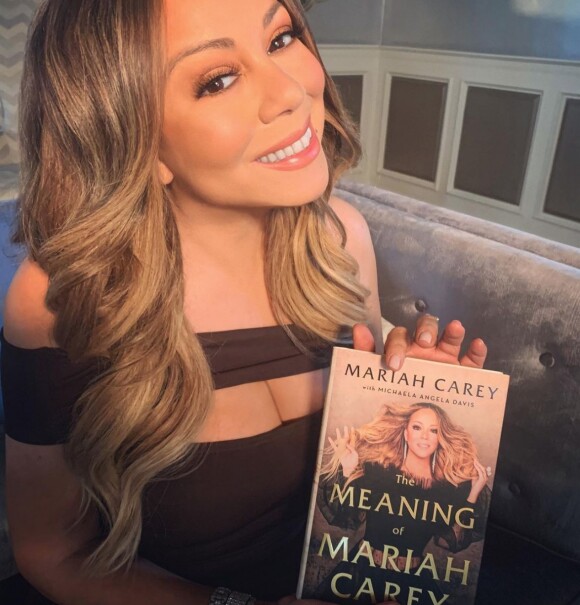 Mariah Carey pose avec son livre "The meaning of Mariah Carey" sur Instagram.