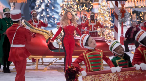 Mariah Carey dans le clip de la chanson "Oh Santa!" avec Ariana Grande et Jennifer Hudson.
