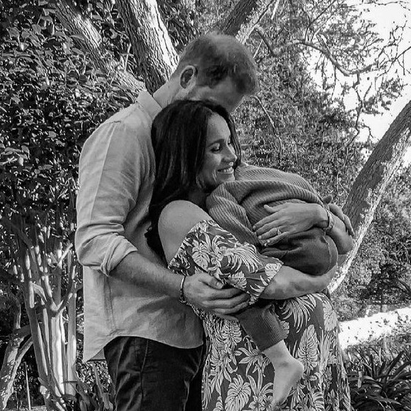 Le prince Harry, Meghan Markle (enceinte) et leur fils Archie. Portrait réalisé à distance par le photographe Misan Harriman.