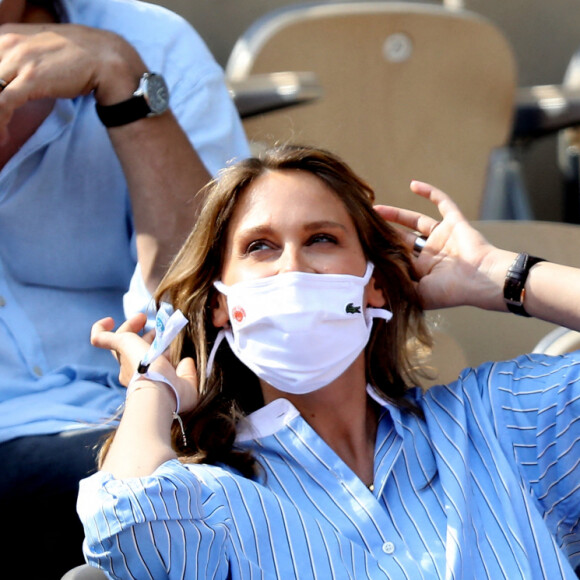Ophélie Meunier (enceinte) et son mari Mathieu Vergne - People dans les tribunes des Internationaux de France de Tennis de Roland Garros à Paris. Le 9 juin 2021 © Dominique Jacovides / Bestimage