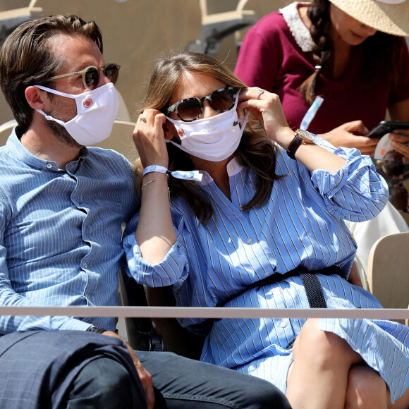 Ophélie Meunier (enceinte) et son mari Mathieu Vergne - People dans les tribunes des Internationaux de France de Tennis de Roland Garros à Paris. Le 9 juin 2021 © Dominique Jacovides / Bestimage