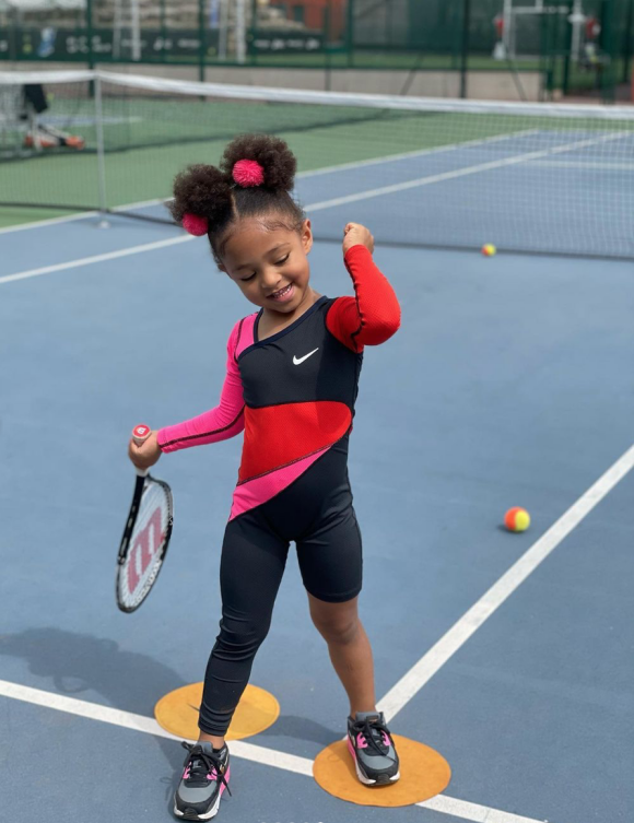 Olympia, la fille de Serena Williams, arbore une combinaison de tennis identique à celle de sa mère. Juin 2021.