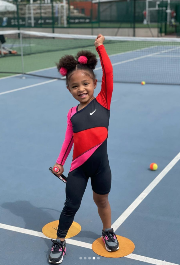Olympia, la fille de Serena Williams, arbore une combinaison de tennis identique à celle de sa mère. Juin 2021.